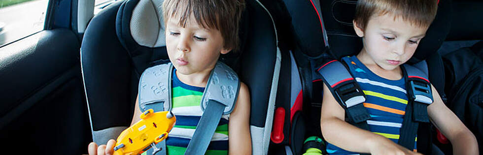 Umdrehen nach Kind auf dem Rücksitz – Fahrer handelt grob fahrlässig