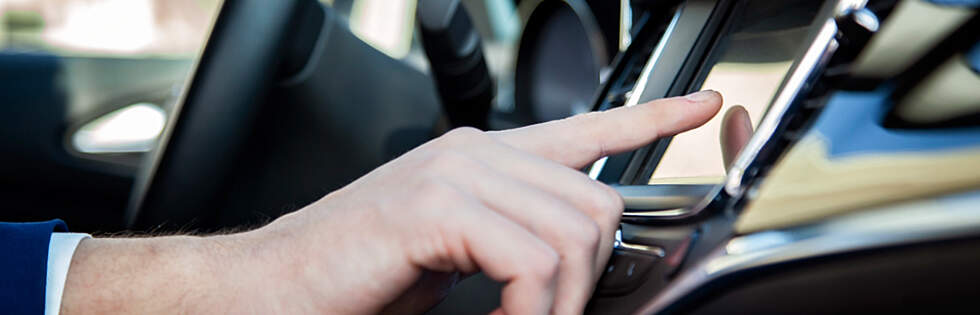 Touchscreen im Auto: Ist die Bedienung während der Fahrt erlaubt?